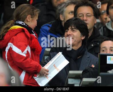 Deutsche Antional Fußball Trainer Joachim Loew Gespräche, ein Fan während der Bundesliga-match zwischen SC Freiburg und 1899 Hoffenheim im Mage Solar-Stadion in Freiburg, Deutschland, 15. April 2012. Foto: PATRICK SEEGER (Achtung: EMBARGO Bedingungen! Die DFL ermöglicht die weitere Nutzung der Bilder im IPTV, mobile Dienste und anderen neuen Technologien erst frühestens Stockfoto