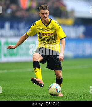 Dortmunds Lukasz Piszczek spielt den Ball in der deutschen Bundesliga-Spiel zwischen FC Schalke 04 und Borussia Dortmund in der Veltins-Arena in Gelsenkirchen, Deutschland, 14. April 2012. Foto: Thomas Eisenhuth Stockfoto