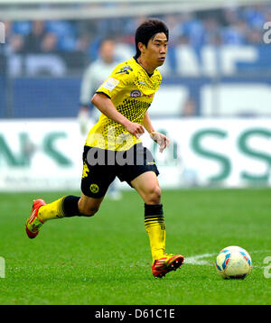 Dortmunds Shinji Kagawa spielt den Ball in der deutschen Bundesliga-Spiel zwischen FC Schalke 04 und Borussia Dortmund in der Veltins-Arena in Gelsenkirchen, Deutschland, 14. April 2012. Foto: Thomas Eisenhuth Stockfoto