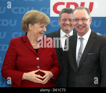 Bundeskanzlerin Angela Merkel im Gespräch mit dem Präsidenten der Deutsche Bauernverband Union Gerd Sonnleitner neben Generalsekretär Hermann Groehe (hinten) vor der Sitzung des Präsidiums der christlichen Demokraten CDU in der Parteizentrale in der Konrad-Adenauer-Haus in Berlin, Deutschland, 16. April 2012. Foto: Wolfgang Kumm Stockfoto