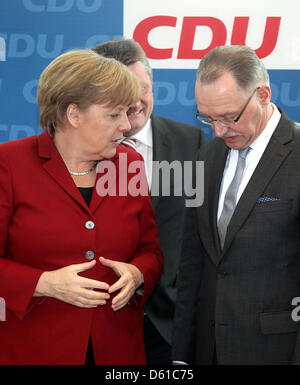 Bundeskanzlerin Angela Merkel im Gespräch mit dem Präsidenten der Deutsche Bauernverband Union Gerd Sonnleitner neben Generalsekretär Hermann Groehe (hinten) vor der Sitzung des Präsidiums der christlichen Demokraten CDU in der Parteizentrale in der Konrad-Adenauer-Haus in Berlin, Deutschland, 16. April 2012. Foto: Wolfgang Kumm Stockfoto