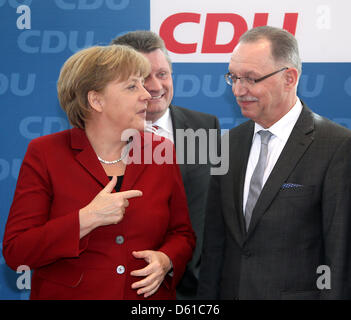 Bundeskanzlerin Angela Merkel im Gespräch mit dem Präsidenten der Deutsche Bauernverband Union Gerd Sonnleitner neben Generalsekretär Hermann Groehe (hinten) vor der Sitzung des Präsidiums der christlichen Demokraten CDU in der Parteizentrale in der Konrad-Adenauer-Haus in Berlin, Deutschland, 16. April 2012. Foto: Wolfgang Kumm Stockfoto