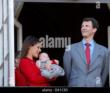 Dänischer Prinz Joachim, Prinzessin Marie und ihre neugeborene Tochter stehen auf dem Balkon von Schloss Amalienborg, den 72. Geburtstag von Königin Margrethe in Kopenhagen, 16. April 2012 zu feiern. Foto: Patrick van Katwijk Niederlande Stockfoto