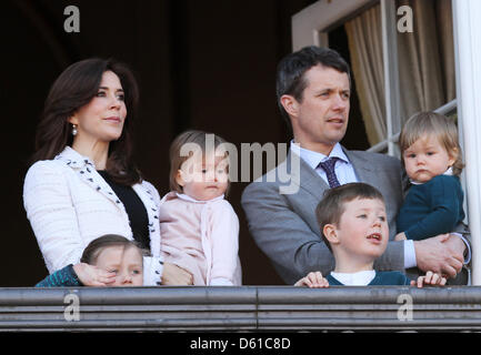 Dänische Kronprinzessin Mary und Kronprinz Frederik stehen mit ihren Kindern (L-R) Isabella, Josephine, Christian und Vincent stehen auf dem Balkon von Schloss Amalienborg, den 72. Geburtstag von Königin Margrethe in Kopenhagen, 16. April 2012 zu feiern. Foto: Patrick van Katwijk Niederlande Stockfoto