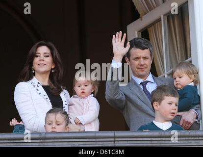 Dänische Kronprinzessin Mary und Kronprinz Frederik stehen mit ihren Kindern (L-R) Isabella, Josephine, Christian und Vincent stehen auf dem Balkon von Schloss Amalienborg, den 72. Geburtstag von Königin Margrethe in Kopenhagen, 16. April 2012 zu feiern. Foto: Patrick van Katwijk Niederlande Stockfoto