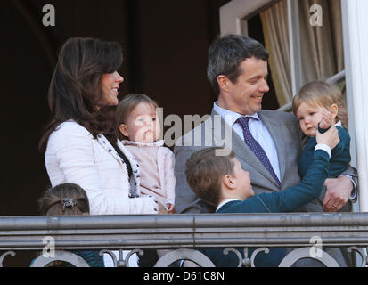 Dänische Kronprinzessin Mary und Kronprinz Frederik stehen mit ihren Kindern (L-R) Isabella, Josephine, Christian und Vincent stehen auf dem Balkon von Schloss Amalienborg, den 72. Geburtstag von Königin Margrethe in Kopenhagen, 16. April 2012 zu feiern. Foto: Patrick van Katwijk Niederlande Stockfoto