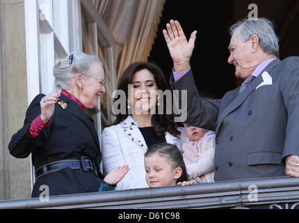 Dänische Königin Margrethe (L), Kronprinzessin Mary, ihre Töchter Isabella (vorne) und Josephine (versteckt) und Prinz Henrik stehen auf dem Balkon von Schloss Amalienborg, den 72. Geburtstag von Königin Margrethe in Kopenhagen, 16. April 2012 zu feiern. Foto: Patrick van Katwijk Niederlande Stockfoto