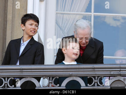 Dänische Königin Margrethe steht mit ihrem Enkel Felix (L) und Prinz Christian stehen auf dem Balkon von Schloss Amalienborg, zum 72. Geburtstag von Königin Margrethe in Kopenhagen, Dänemark, 16. April 2012. Foto: Patrick van Katwijk Niederlande Stockfoto