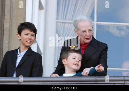 Dänische Königin Margrethe steht mit ihrem Enkel Felix (L) und Prinz Christian stehen auf dem Balkon von Schloss Amalienborg, zum 72. Geburtstag von Königin Margrethe in Kopenhagen, Dänemark, 16. April 2012. Foto: Patrick van Katwijk Niederlande Stockfoto