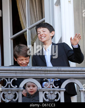 Dänischer Prinz Felix (L), sein Bruder Prinz Nikolai und ihrem Stiefbruder Prinz Henrik (vorne) stehen auf dem Balkon von Schloss Amalienborg, den 72. Geburtstag von Königin Margrethe in Kopenhagen, 16. April 2012 zu feiern. Foto: Patrick van Katwijk Niederlande Stockfoto