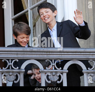 Dänischer Prinz Felix (L), sein Bruder Prinz Nikolai und ihrem Stiefbruder Prinz Henrik (vorne) stehen auf dem Balkon von Schloss Amalienborg, den 72. Geburtstag von Königin Margrethe in Kopenhagen, 16. April 2012 zu feiern. Foto: Patrick van Katwijk Niederlande Stockfoto