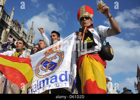 Fans des spanischen Fußballclubs Real Madrid feiern am Marienplatz in der Innenstadt von München vor der Champions-League-Halbfinale Bein ersten Fußballspiel zwischen FC Bayern München und Real Madrid in der Allianz Arena in München, 17. April 2012. Foto: Andreas Gebert Dpa/lby Stockfoto