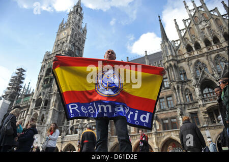 Ein Anhänger des spanischen Fußballclubs, die Real Madrid eine Flagge auf dem Marienplatz in der Innenstadt von München vor der Champions-League-Halbfinale "Wellenlinien" ersten Bein Fußballspiel zwischen FC Bayern München und Real Madrid in der Allianz Arena in München, 17. April 2012. Foto: Andreas Gebert Dpa/lby Stockfoto