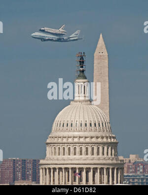 HANDOUT - Raumfähre Discovery, montiert auf einer NASA 747 Shuttle Carrier Aircraft (SCA) wird gesehen, wie es in der Nähe des Kapitols in Washington, DC, USA, 17. April 2012 fliegt. Entdeckung, der erste Orbiter im Ruhestand aus NASA s Shuttle-Flotte, abgeschlossene 39 Missionen, 365 Tage im Weltraum, umkreist die Erde 5.830-Zeiten und 148,221,675 Meilen gereist. NASA überträgt Entdeckung, die Stockfoto