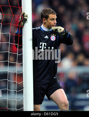 Münchens Torwart Manuel Neuer gibt Instrucitons während das Hinspiel der UEFA Champions League Halbfinale zwischen FC Bayern München und Real Madrid in der Allianz-Arena in Munihc, Deutschland, 17. April 2012. Foto: Thomas Eisenhuth Stockfoto