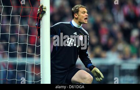 Münchens Torwart Manuel Neuer gibt Instrucitons während das Hinspiel der UEFA Champions League Halbfinale zwischen FC Bayern München und Real Madrid in der Allianz-Arena in Munihc, Deutschland, 17. April 2012. Foto: Thomas Eisenhuth Stockfoto