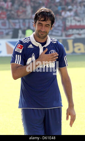 Datei - eine Datei Foto datiert 21. August 2011 zeigt Schalkes Raul nach der deutschen Bundesliga match FSV Mainz 05 Vs FC Schalke 04 in Mainz, Deutschland. Spanische Fußball-Profi Raul verlässt FC Schalke 04 am Ende der Saison, nach der Fußball-Bundesligisten am 19. April 2012.  Foto: Roland Holschneider Stockfoto