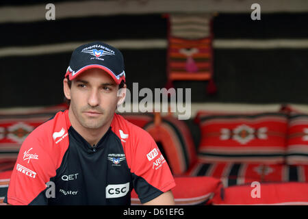 Deutsche Formel1-Fahrer Timo Glock von Marussia sitzt in einem Zelt im Fahrerlager des Bahrain International Circuit in Sakhir, in der Nähe von Manama, Bahrain, 19. April 2012. Die Formel 1 Grand Prix von Bahrain stattfinden am 22. April 2012. Foto: David Ebener Dpa +++(c) Dpa - Bildfunk +++ Stockfoto