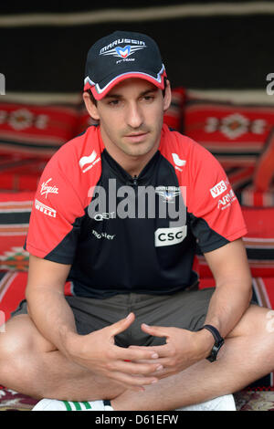 Deutsche Formel1-Fahrer Timo Glock von Marussia sitzt in einem Zelt im Fahrerlager des Bahrain International Circuit in Sakhir, in der Nähe von Manama, Bahrain, 19. April 2012. Die Formel 1 Grand Prix von Bahrain stattfinden am 22. April 2012. Foto: David Ebener Dpa +++(c) Dpa - Bildfunk +++ Stockfoto