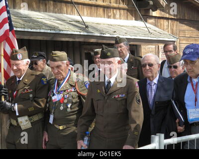 Teilnehmer von der "Marsch der lebenden" auf dem Gelände des ehemaligen deutschen Nazi-Tod Auschwitz, Oswiecim, Polen, 19. April 2012. Mehrere tausend Menschen nehmen an der jährlichen Holocaust-Gedenken "Marsch der lebenden" auf der Website von der Kriegszeit Nazi-Tod Lager Auschwitz-Birkenau Teil. "Märsche des lebendigen" wurden seit 1988 durch das israelische Außenministerium Educa durchgeführt Stockfoto