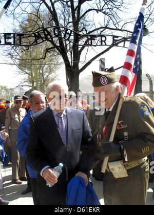 Tschechische geboren Holocaust-Überlebender Irving Roth (L) und US-Veteran Frederick Carrier (R, mit US-Flagge) beteiligen sich an der "Marsch der lebenden" am Haupttor des ehemaligen deutschen Nazi-Tod Auschwitz, in Oswiecim, Polen, 19. April 2012. Mehrere tausend Menschen nehmen an der jährlichen Holocaust-Gedenken "Marsch der lebenden" Teil auf der Website der Kriegszeit Nazi-Vernichtungslager Auschwit Stockfoto