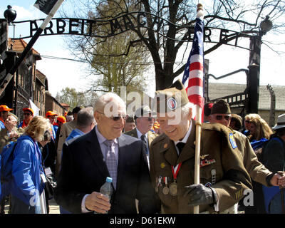 Tschechische geboren Holocaust-Überlebender Irving Roth (L) und US-Veteran Frederick Carrier (R, mit US-Flagge) beteiligen sich an der "Marsch der lebenden" am Haupttor des ehemaligen deutschen Nazi-Tod Auschwitz, in Oswiecim, Polen, 19. April 2012. Mehrere tausend Menschen nehmen an der jährlichen Holocaust-Gedenken "Marsch der lebenden" Teil auf der Website der Kriegszeit Nazi-Vernichtungslager Auschwit Stockfoto