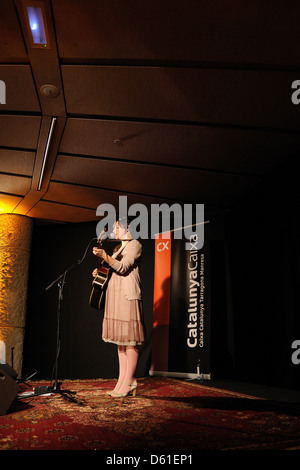 BARCELONA, Spanien - 29 MAR: Alondra Bentley führt auf La Pedrera am 29. März 2011 in Barcelona, Spanien. Stockfoto