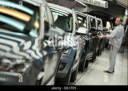 Datei - ein Archiv Bild vom 29. Februar 2012 mehrere Audi Q5 während der Endkontrolle im Audi-Werk in Ingolstadt, Deutschland zeigt. Autobauer Audi will seine Q5-Produktion aus Ingolstadt in Mexiko verlagern und investieren Milliarden in der neuen Anlage. Vorsitzende des Audi Rupert Stadler kündigte vor der VW-Aktionär treffen in Hamburg am 19. April 2012, dass 150.000 Q5 Modell Stockfoto