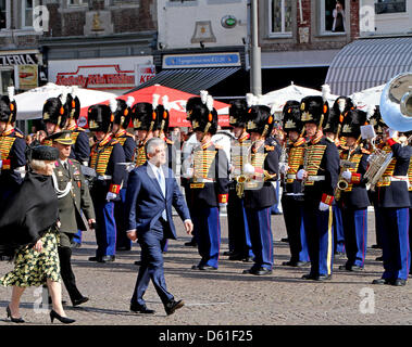 Königin Beatrix der Niederlande (vorne links) und Präsident Abdullah Gül (vorne rechts) und seine Frau Hayrünnisa Gül (nicht abgebildet) der Türkei besuchen Sie den Markt in Maastricht für die Abschiedszeremonie in Maastricht, Niederlande, 19. April 2012. Präsident Gül der Türkei ist für einen dreitägigen Staatsbesuch in den Niederlanden. Foto: Patrick van Katwijk Stockfoto