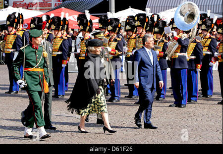 Königin Beatrix von The Netherlands (C) und Präsident Abdullah Gül (vorne rechts) und seine Frau Hayrünnisa Gül (nicht abgebildet) der Türkei besuchen Sie den Markt in Maastricht für die Abschiedszeremonie in Maastricht, Niederlande, 19. April 2012. Präsident Gül der Türkei ist für einen dreitägigen Staatsbesuch in den Niederlanden. Foto: Patrick van Katwijk Stockfoto