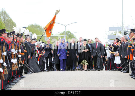 Königin Beatrix der Niederlande (Mitte rechts) und President Abdullah Gül (C) und seine Frau Hayrünnisa Gül (Mitte links) der Türkei besuchen Sie den Markt in Maastricht für die Abschiedszeremonie in Maastricht, Niederlande, 19. April 2012. Präsident Gül der Türkei ist für einen dreitägigen Staatsbesuch in den Niederlanden. Foto: Patrick van Katwijk Stockfoto