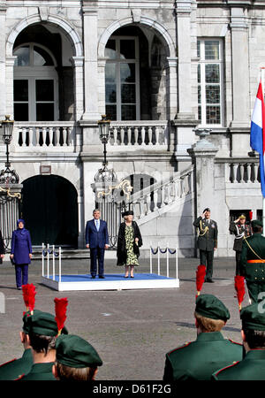 Königin Beatrix der Niederlande (Mitte rechts) und President Abdullah Gül (C) und seine Frau Hayrünnisa Gül (L) der Türkei besuchen Sie den Markt in Maastricht für die Abschiedszeremonie in Maastricht, Niederlande, 19. April 2012. Präsident Gül der Türkei ist für einen dreitägigen Staatsbesuch in den Niederlanden. Foto: Patrick van Katwijk Stockfoto