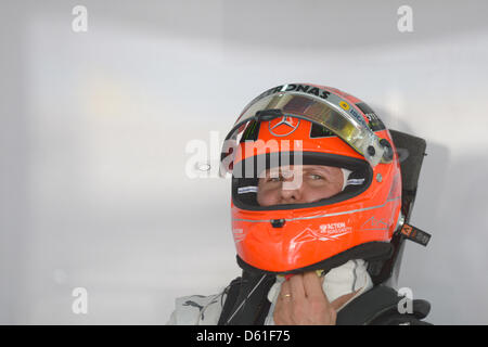 Deutsche Formel1 Rennfahrer Michael Schumacher von Mercedes AMG bereitet sich auf einen Lauf während des ersten Trainings auf dem Bahrain International Circuit in Sakhir, in der Nähe von Manama, Bahrain, 20. April 2012. Die Formel 1 Grand Prix von Bahrain stattfinden am 22. April 2012. Foto: David Ebener Dpa +++(c) Dpa - Bildfunk +++ Stockfoto