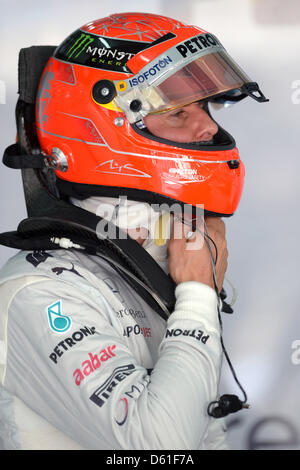 Deutsche Formel1 Rennfahrer Michael Schumacher von Mercedes AMG bereitet sich auf einen Lauf während des ersten Trainings auf dem Bahrain International Circuit in Sakhir, in der Nähe von Manama, Bahrain, 20. April 2012. Die Formel 1 Grand Prix von Bahrain stattfinden am 22. April 2012. Foto: David Ebener Dpa +++(c) Dpa - Bildfunk +++ Stockfoto