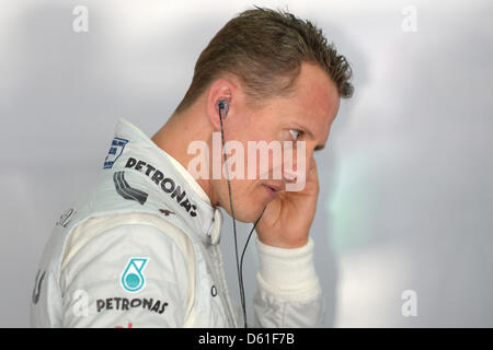 Deutsche Formel1 Rennfahrer Michael Schumacher von Mercedes AMG bereitet sich auf einen Lauf während des ersten Trainings auf dem Bahrain International Circuit in Sakhir, in der Nähe von Manama, Bahrain, 20. April 2012. Die Formel 1 Grand Prix von Bahrain stattfinden am 22. April 2012. Foto: David Ebener Dpa +++(c) Dpa - Bildfunk +++ Stockfoto