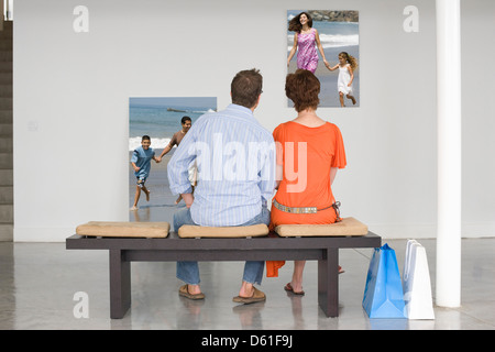 Rückansicht des Paares sitzen Bank suchen t Fotos repräsentieren, Zukunftsplanung Stockfoto