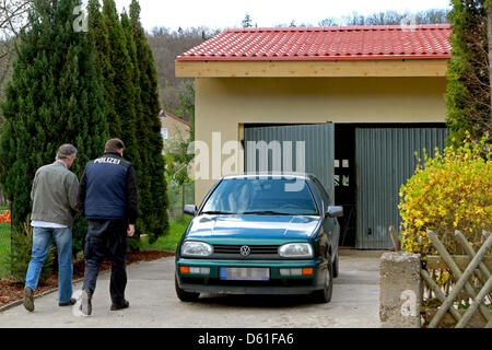 Polizisten suchen die Residenz einer angeblichen Bombe Builder in Thale, Deutschland, 20. April 2012. Nach Angaben der Zeitung, das "Mitteldeutsche Zeitung" Polizei derzeit gegen eine 25 - jährige, möglicherweise rechten extremistischen Mann aus Thale untersuchen, der war im Besitz von mehreren kg Sprengstoff. Foto: MATTHIAS BEIN Stockfoto