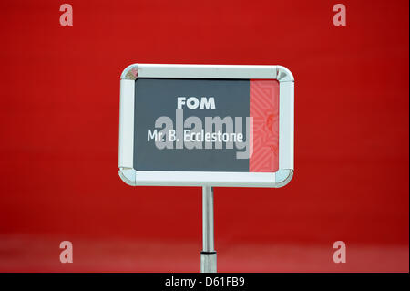 Ein Schild zeigt den Parkplatz reserviert für Formel1 Supremo Bernie Ecclestone auf dem Bahrain International Circuit in Sakhir, in der Nähe von Manama, Bahrain, 20. April 2012. Die Formel 1 Grand Prix von Bahrain stattfinden am 22. April 2012. Foto: David Ebener dpa Stockfoto