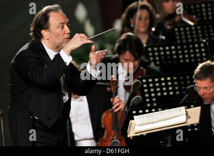 Das Leipziger Gewandhausorchester unter der Leitung des italienischen Dirigenten Riccardo Chailly (L) in der Audienzhalle Paul VI in Rom, Italien, 20. April 2012. Das Welt-berühmte Orchester funktioniert 2. Sinfonie von Felix Mendelssohn zum Geburtstag des Papstes. Foto: JAN WOITAS Stockfoto