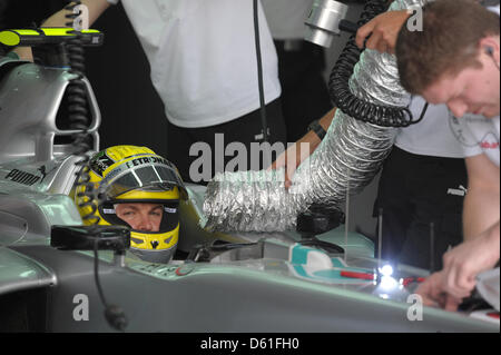 Mechaniker arbeiten auf das Auto der deutschen Formel1-Fahrer Nico Rosberg von Mercedes AMG im dritten Training auf dem Bahrain International Circuit in Sakhir, in der Nähe von Manama, Bahrain, 21. April 2012. Die Formel 1 Grand Prix von Bahrain stattfinden am 22. April 2012. Foto: David Ebener Dpa +++(c) Dpa - Bildfunk +++ Stockfoto