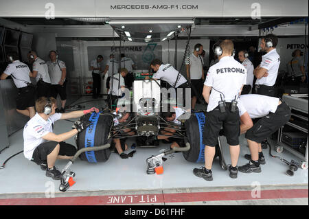 Mechaniker arbeiten auf das Auto der deutschen Formel1 Rennfahrer Michael Schumacher von Mercedes AMG im dritten Training auf dem Bahrain International Circuit in Sakhir, in der Nähe von Manama, Bahrain, 21. April 2012. Die Formel 1 Grand Prix von Bahrain stattfinden am 22. April 2012. Foto: David Ebener Dpa +++(c) Dpa - Bildfunk +++ Stockfoto
