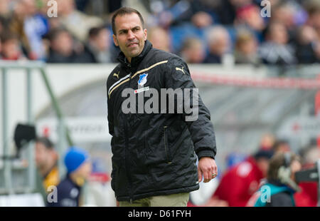 Hoffenheim Trainer Markus Babbel sieht verärgert während der Bundesliga-Fußball-Spiel zwischen 1899 Hoffenheim und Bayer Leverkusen in der Rhein-Neckar-Arena in Sinsheim, Deutschland, 21. April 2012. Foto: UWE ANSPACH (Achtung: EMBARGO Bedingungen! Die DFL ermöglicht die weitere Nutzung der Bilder im IPTV, mobile Dienste und anderen neuen Technologien nur nicht früher als zwei h Stockfoto