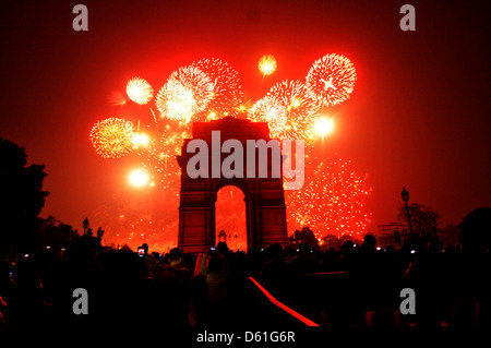 India Gate Kriegerdenkmal ist als Feuerwerk erleuchten den Himmel oben, in Neu-Delhi, Indien silhouettiert, Stockfoto