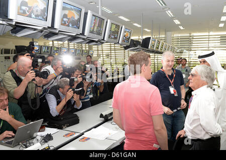 British Formula One Boss Bernie Ecclestone (R) besucht das Media-Center vor der Formel 1 Grand Prix von Bahrain auf dem International Circuit in Sakhir, in der Nähe von Manama, Bahrain, 22. April 2012. Foto: David Ebener dpa Stockfoto