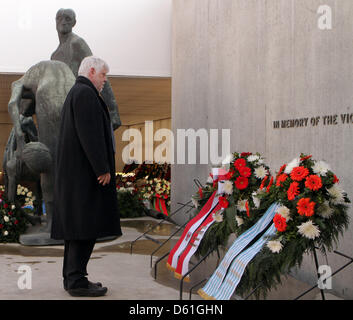 Brandenburgs Finanzminister Helmuth Markov, Schichten einen Kranz an der Gedenkstätte und Museum Sachsenhausen, 67 anlässlich des Tages der Befreiung des ehemaligen Konzentrationslagers in Sachsenhausen, Deutschland, 22. April 2012. Leute gedacht die Hunderttausende von Opfern der NS-Zeit und das Leid, das die Überlebenden gefolgt. Das Lager wurde von Priso errichtet. Stockfoto