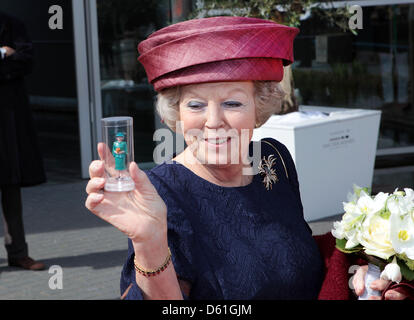 Königin Beatrix eröffnet die neue Madurodam in den Haag, Niederlande, 21. April 2012. Es ist ein Modell einer holländischen Stadt auf eine 01:25 Skala, bestehend aus typischen niederländischen Gebäude und Wahrzeichen, wie an verschiedenen Orten im Land zu finden sind. Dieser große niederländische Touristenattraktion wurde 1952 erbaut. Foto: Albert Nieboer - Niederlande Stockfoto