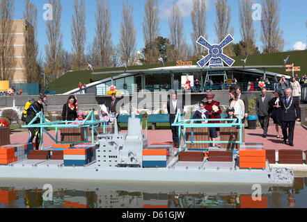 Königin Beatrix eröffnet die neue Madurodam in den Haag, Niederlande, 21. April 2012. Es ist ein Modell einer holländischen Stadt auf eine 01:25 Skala, bestehend aus typischen niederländischen Gebäude und Wahrzeichen, wie an verschiedenen Orten im Land zu finden sind. Dieser große niederländische Touristenattraktion wurde 1952 erbaut. Foto: Albert Nieboer - Niederlande Stockfoto