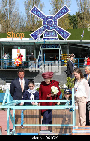 Königin Beatrix eröffnet die neue Madurodam in den Haag, Niederlande, 21. April 2012. Es ist ein Modell einer holländischen Stadt auf eine 01:25 Skala, bestehend aus typischen niederländischen Gebäude und Wahrzeichen, wie an verschiedenen Orten im Land zu finden sind. Dieser große niederländische Touristenattraktion wurde 1952 erbaut. Foto: Albert Nieboer - Niederlande Stockfoto