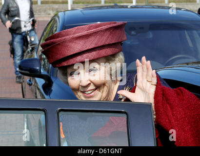 Königin Beatrix eröffnet die neue Madurodam in den Haag, Niederlande, 21. April 2012. Es ist ein Modell einer holländischen Stadt auf eine 01:25 Skala, bestehend aus typischen niederländischen Gebäude und Wahrzeichen, wie an verschiedenen Orten im Land zu finden sind. Dieser große niederländische Touristenattraktion wurde 1952 erbaut. Foto: Patrick van Katwijk - Niederlande Stockfoto