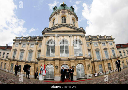 Berlins Bürgermeister Klaus Wowereit (Mitte, L), Großherzog Henri von Luxemburg (Zentrum, R) und Großherzogin Maria Teresa Pose für die Medien vor dem Schloss Charlottenburg Palast in Berlin, 23. April 2012. Bild mit einem Fisheye-Objektiv aufgenommen. Foto: Tobias Schwarz Dpa +++(c) Dpa - Bildfunk +++ Stockfoto